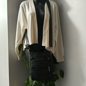 🍍MARGOT CROSSBODY-zip pocket inside 🍍2 6.5” zip pocket on front-strap 21” max